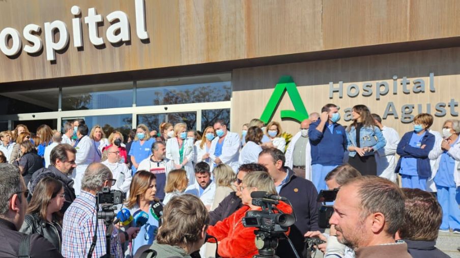 Concentración en repulsa a la agresión sufrida por una enfermera en el Hospital San Agustín de Jaén.